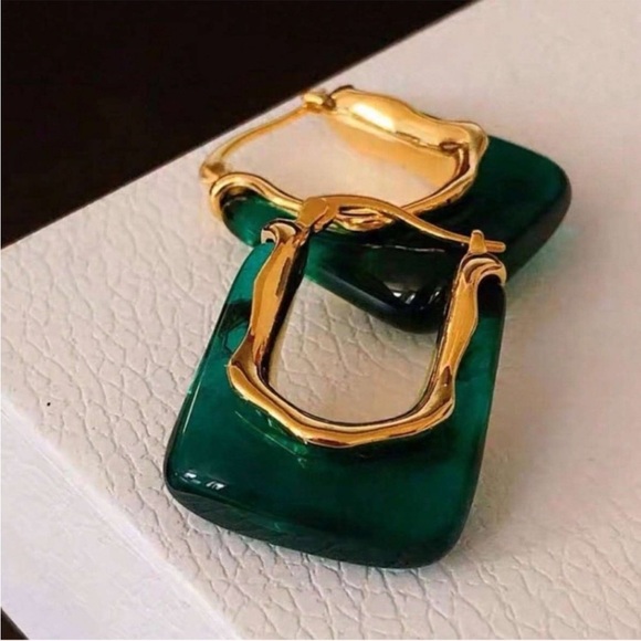 🆕 Elegant Green and Gold Vintage Tone Earrings - Picture 3 of 3